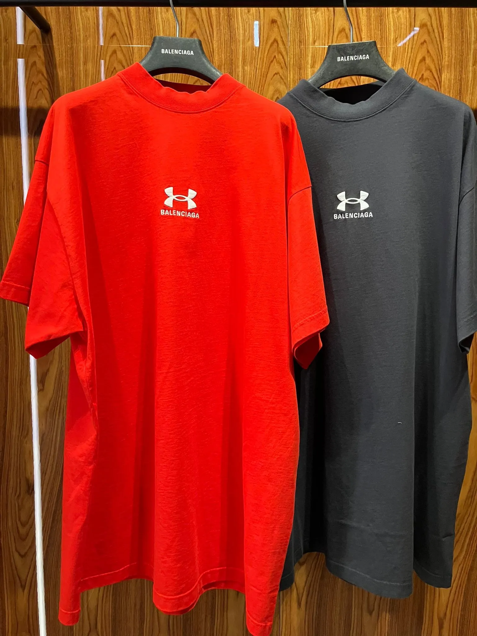 BALENCIAGA  |Under Armour® T-shirt Oversized Fit in Red/white