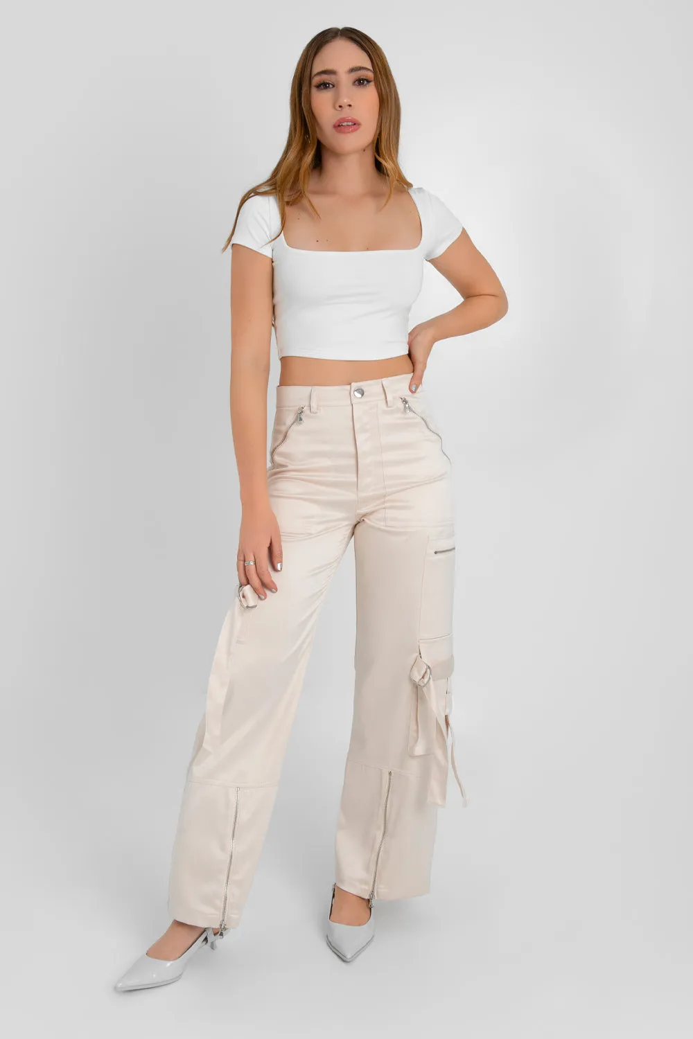 Pantalón cargo satinado fit wide leg