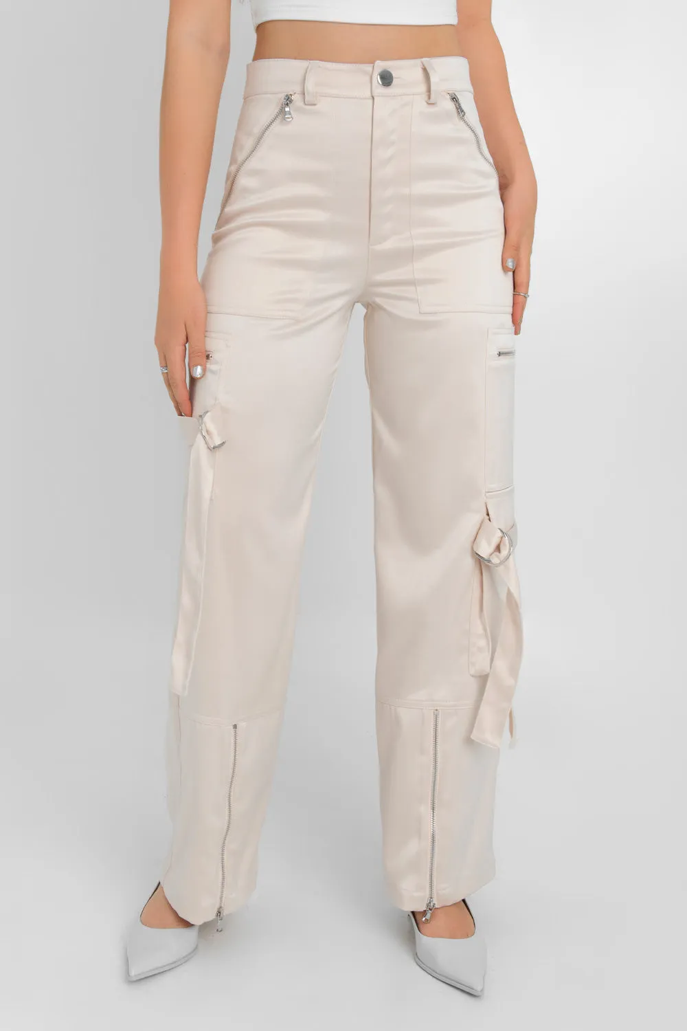 Pantalón cargo satinado fit wide leg