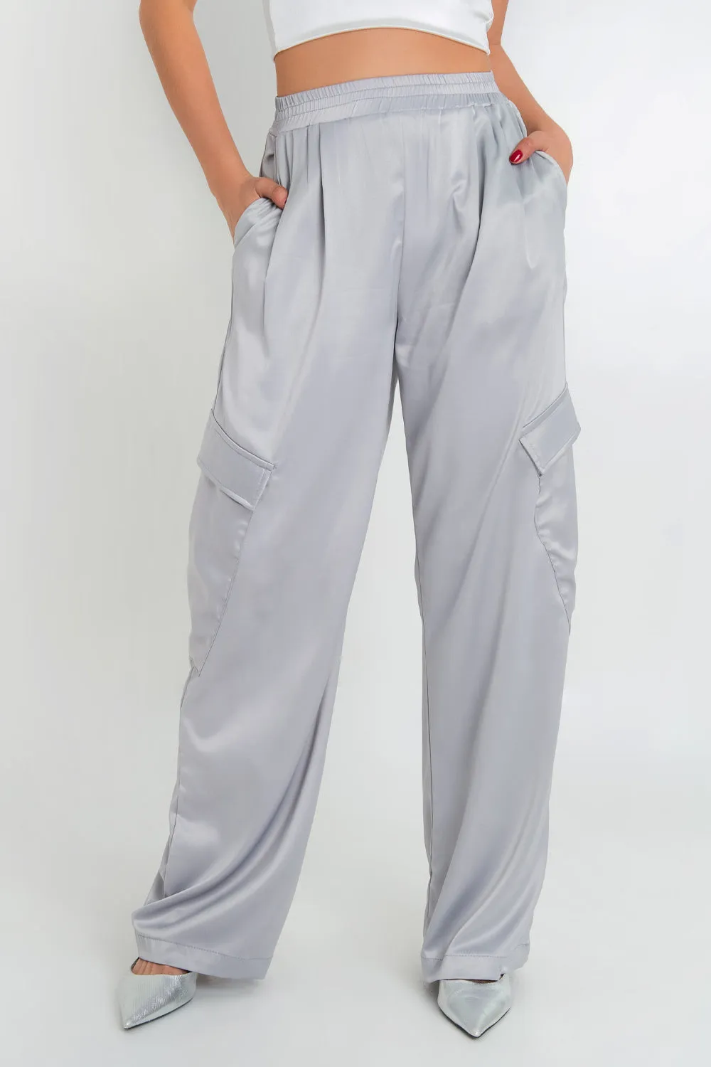 Pantalón cargo wide leg fit satinado