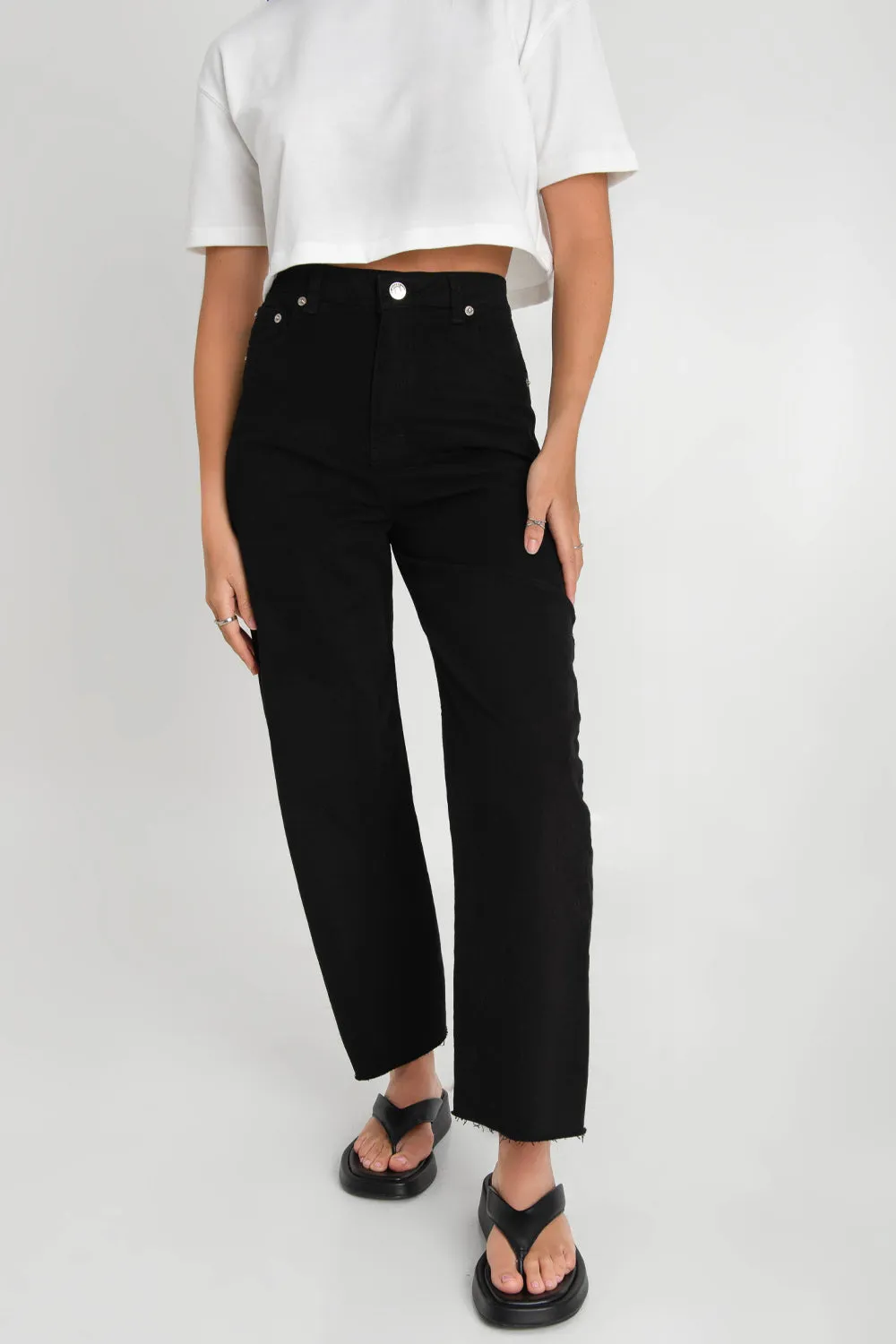 Pantalón cropped flare con rotos