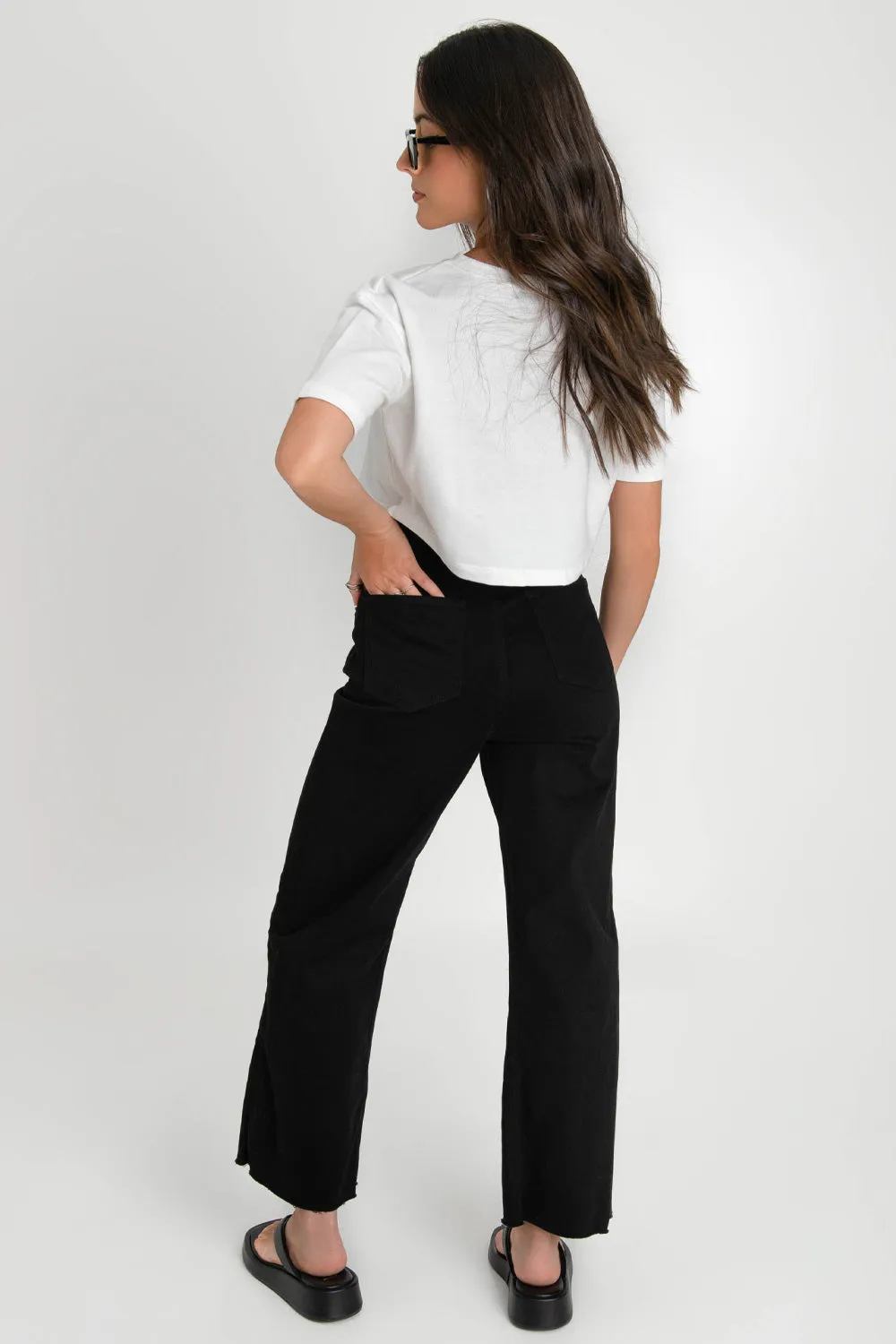 Pantalón cropped flare con rotos