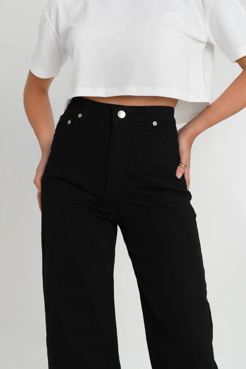 Pantalón cropped flare con rotos