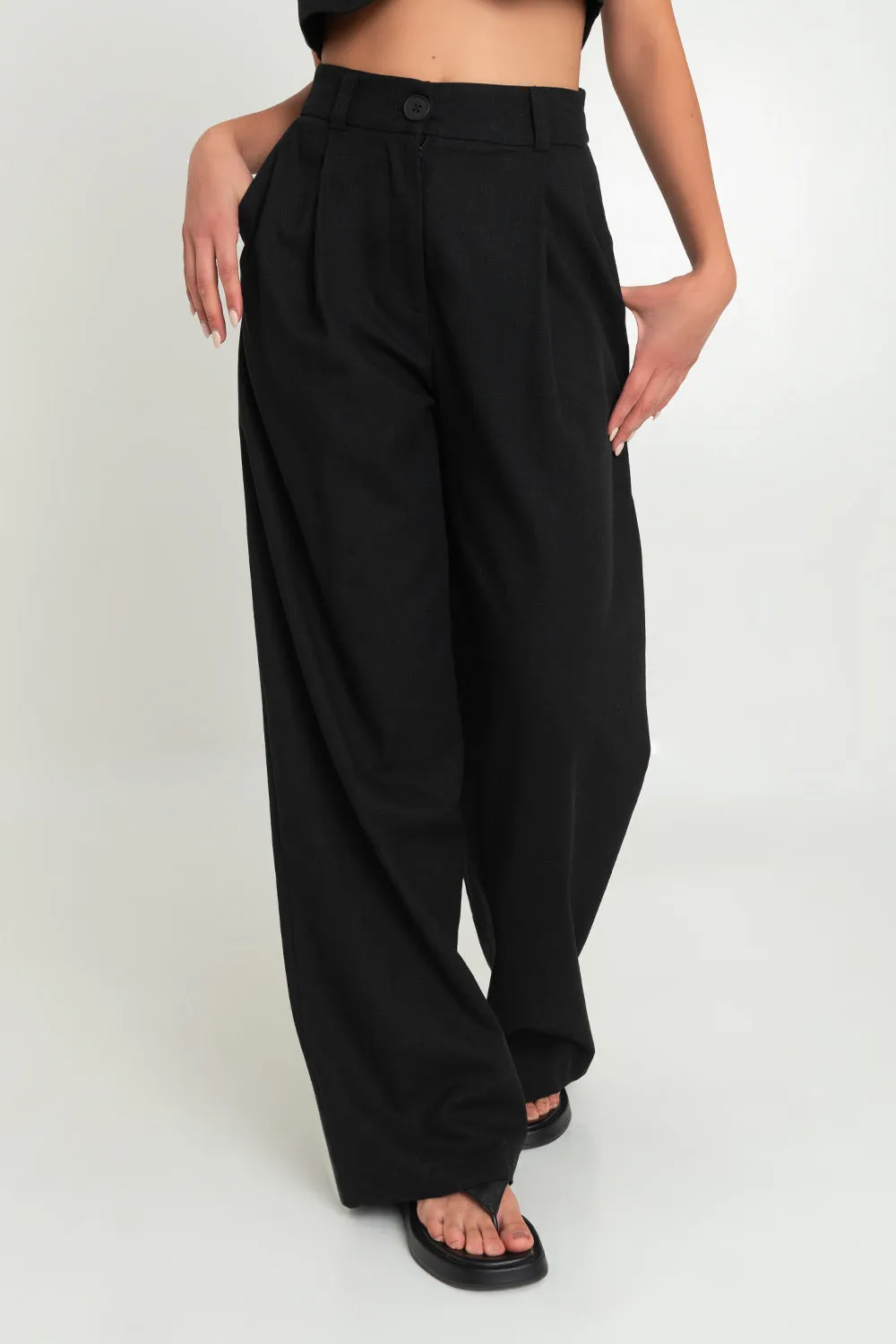 Pantalón fit wide leg de tiro alto con pinzas