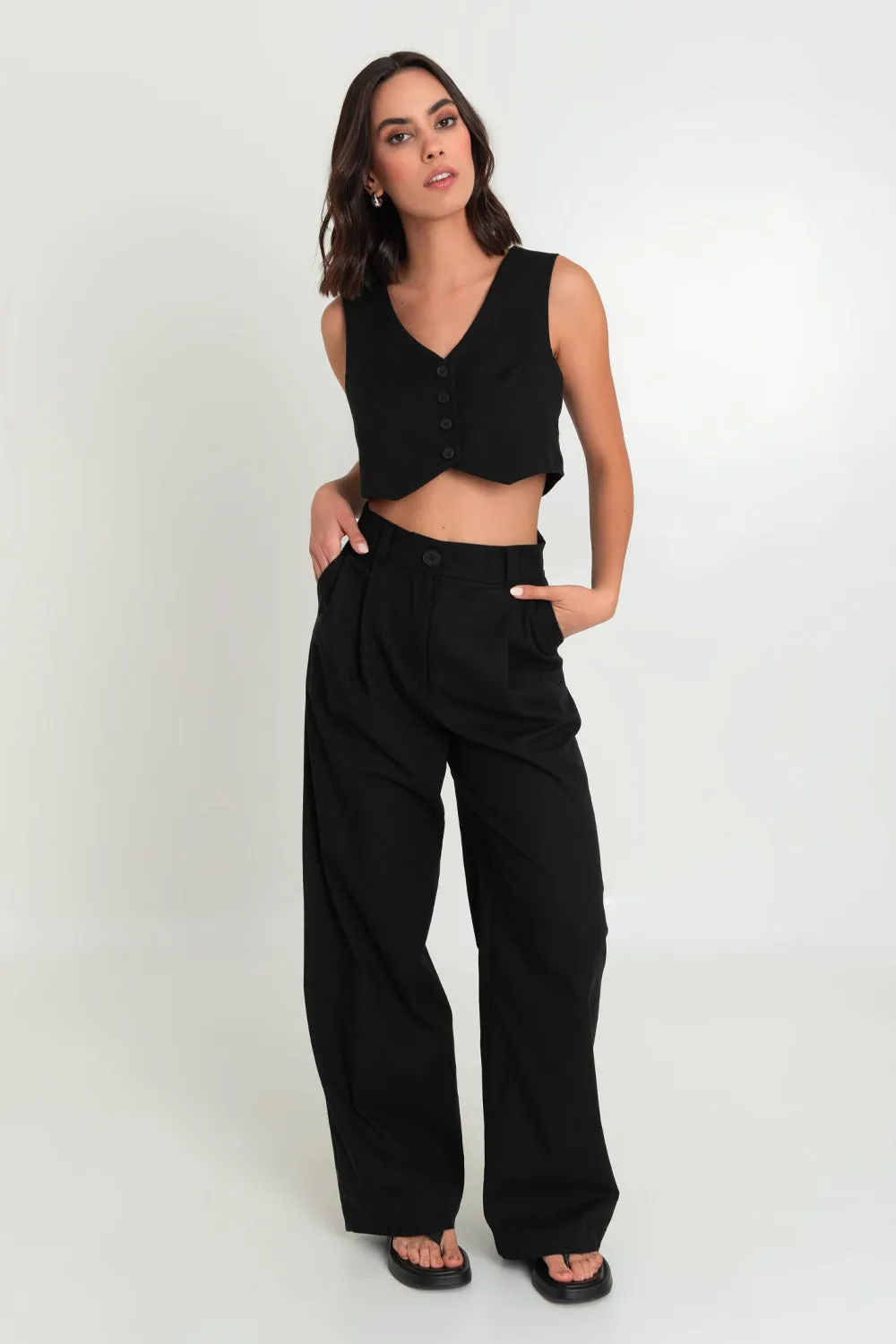 Pantalón fit wide leg de tiro alto con pinzas