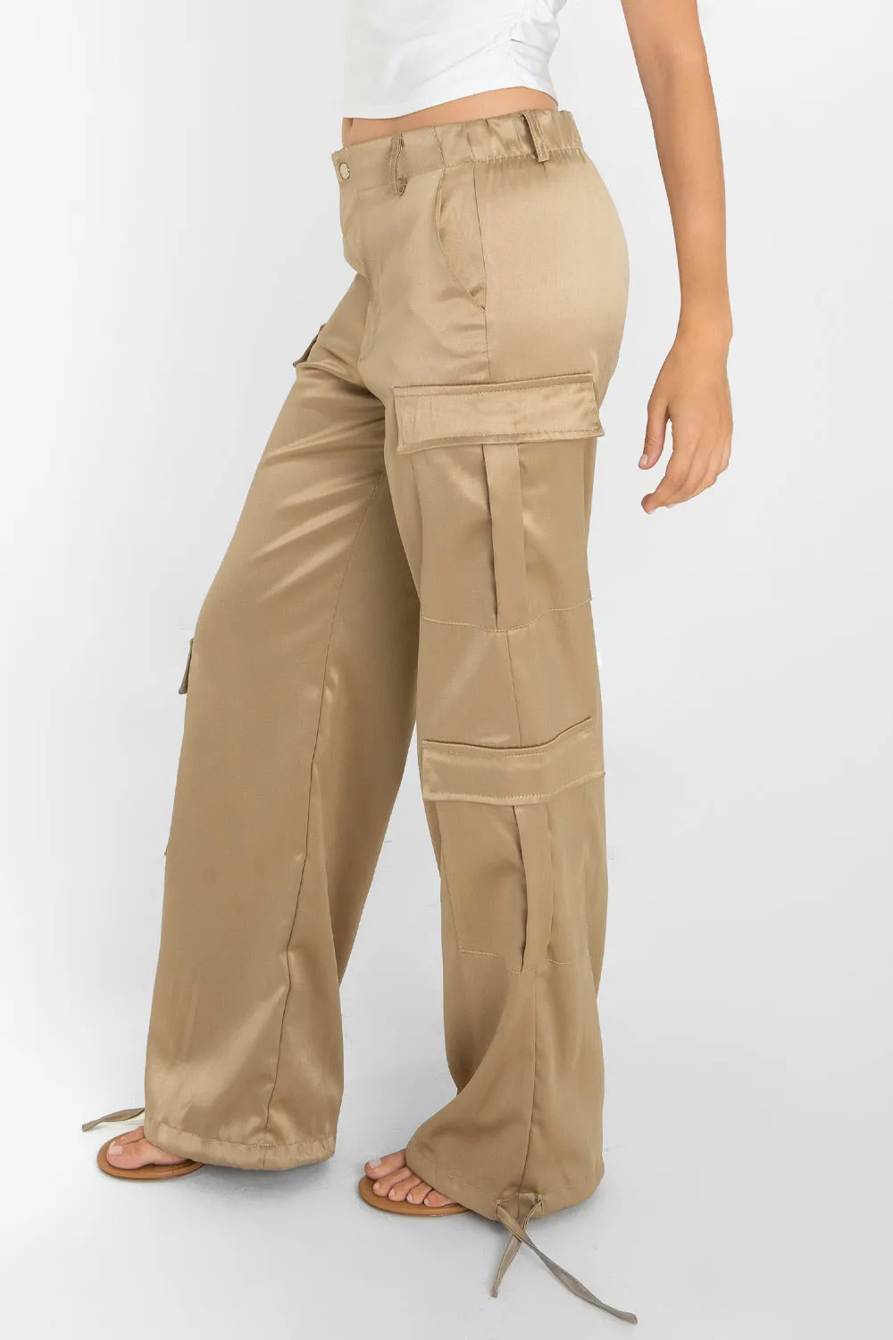 Pantalón satinado cargo de fit recto con jaretas