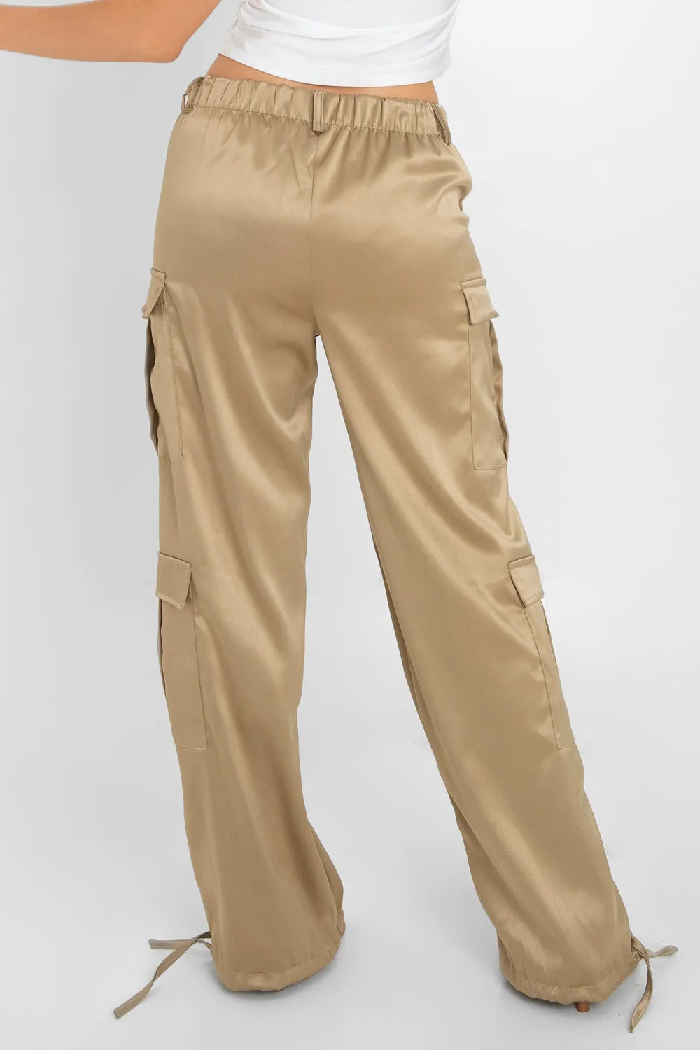 Pantalón satinado cargo de fit recto con jaretas