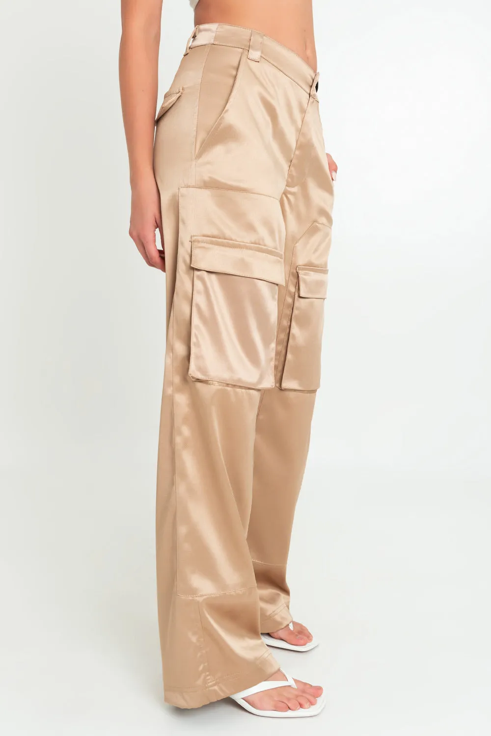 Pantalón satinado cargo de wide leg fit