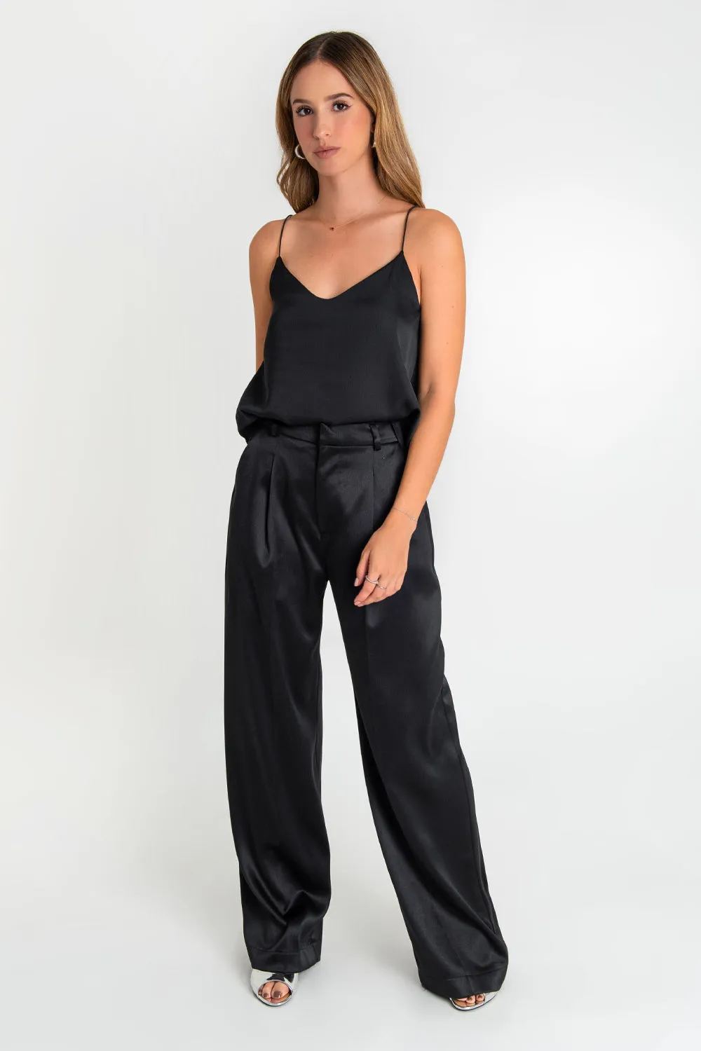 Pantalón satinado de fit wide leg con pinzas