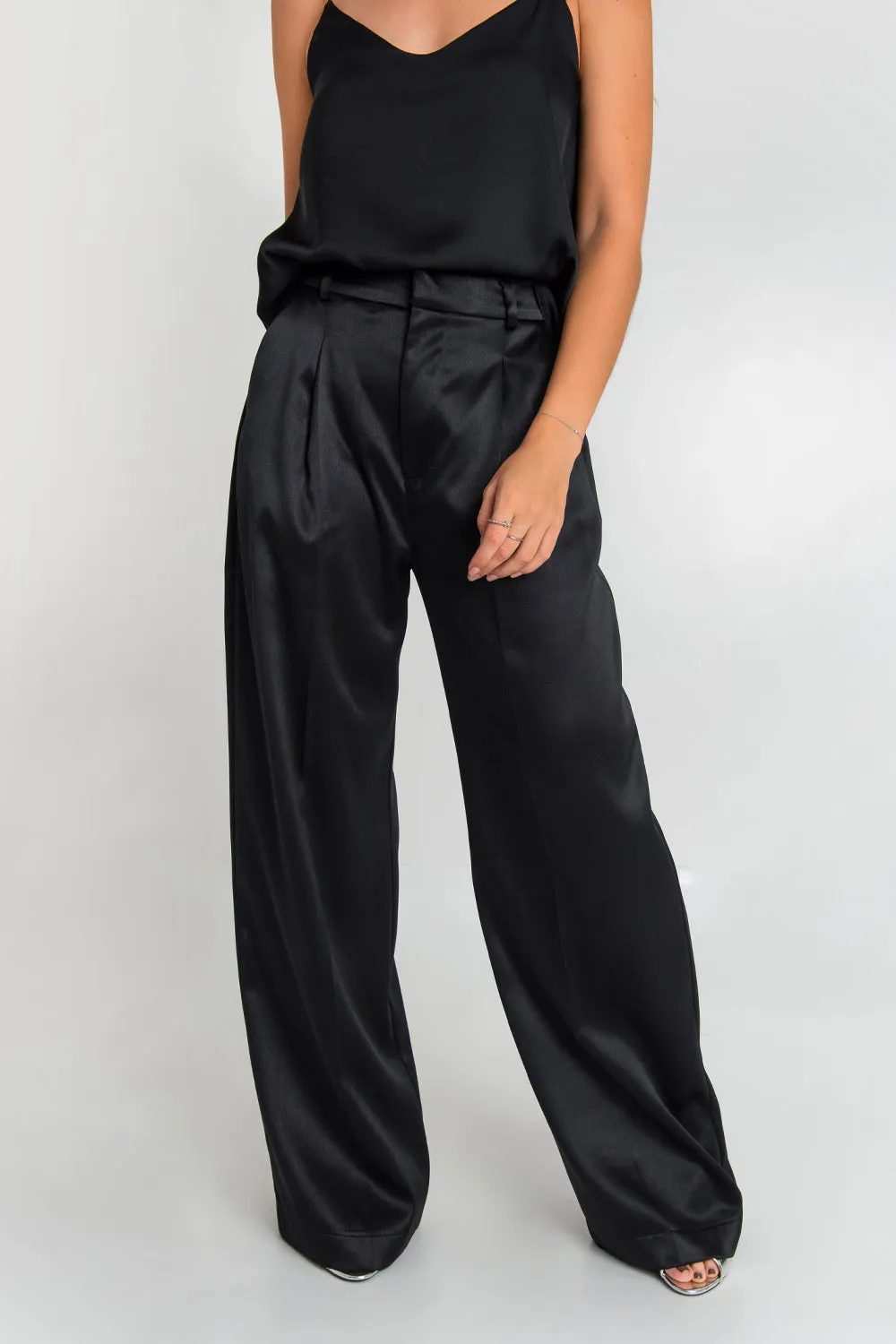 Pantalón satinado de fit wide leg con pinzas