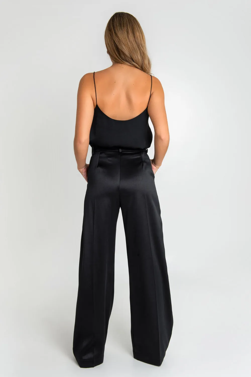 Pantalón satinado de fit wide leg con pinzas